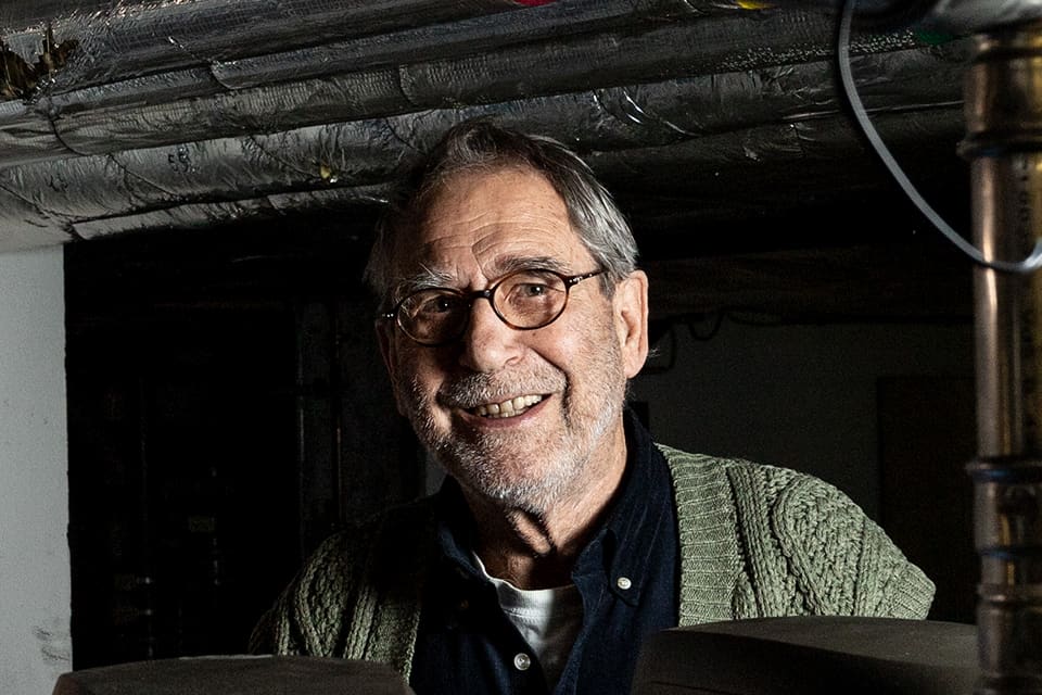 Portrait von Erich Kadner, Gründer von KD Wassertechnik, im Keller des Nordbads in München. Fotografiert während der Inspektion der dort installierten Wasserenthärtunganlage.